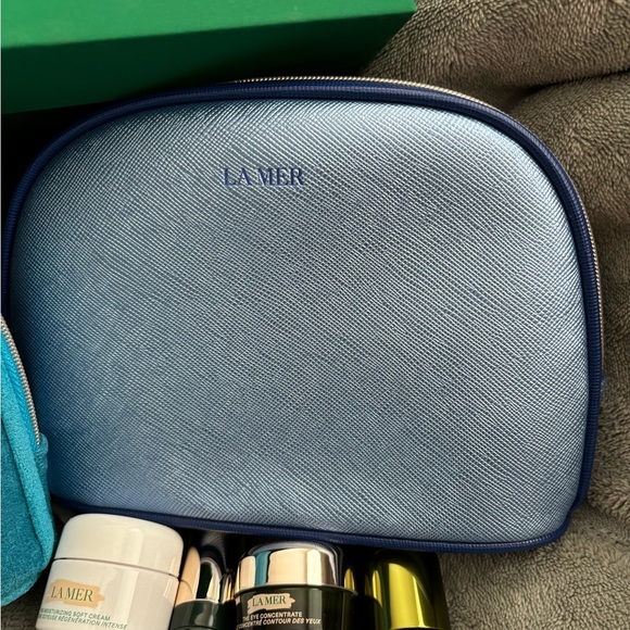 La Mer Skincare Set with Blue and Teal Pouches - Picture 3 of 11